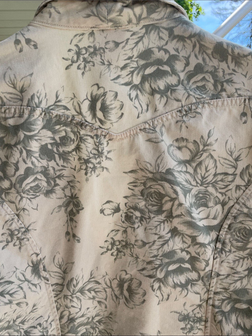 Adorable light Glory Cream Floral Jacket. Great with jeans or dress - Picture 7 of 13